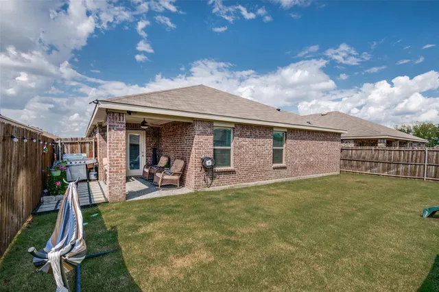 a view of a house with backyard and porch
