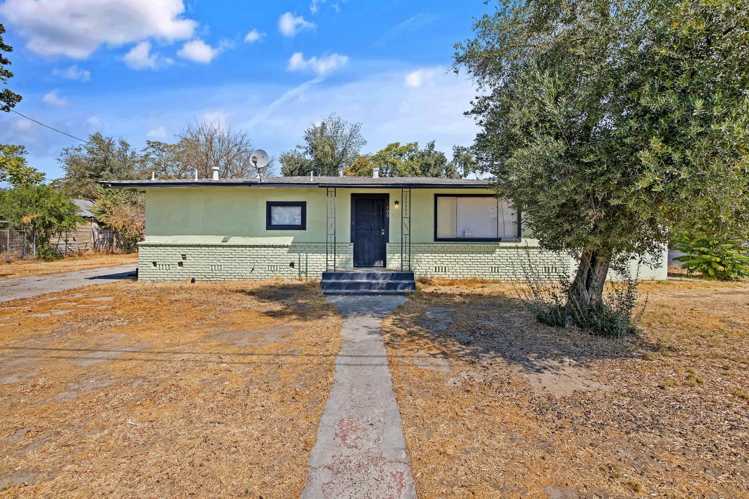 400 Scott Street Hanford, CA 93230 - Photo 1 of 35 a front view of a house with garden