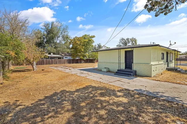 a view of back yard of the house