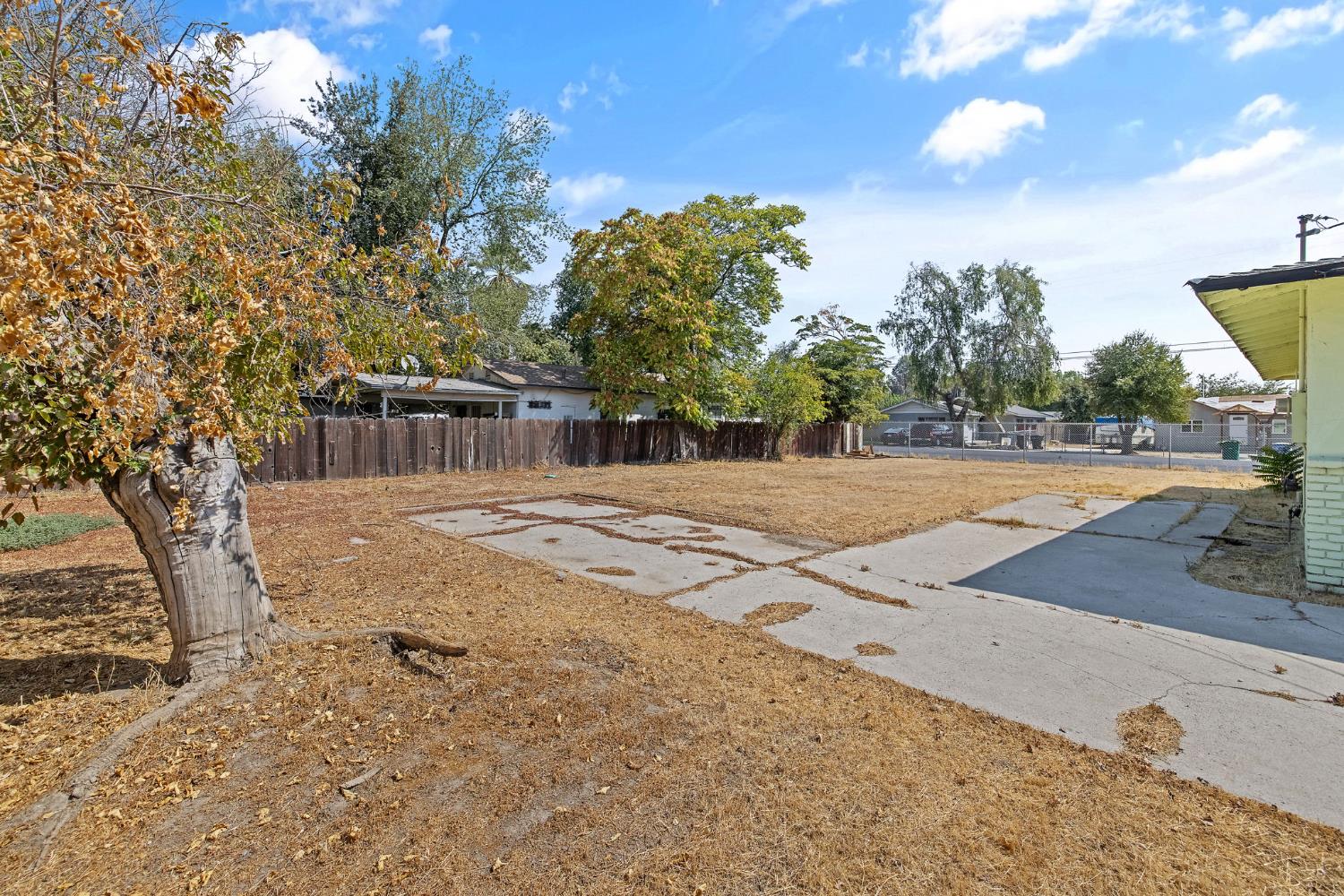 400 Scott Street Hanford, CA 93230 - Photo 30 of 35 a backyard of a house with lots of green space