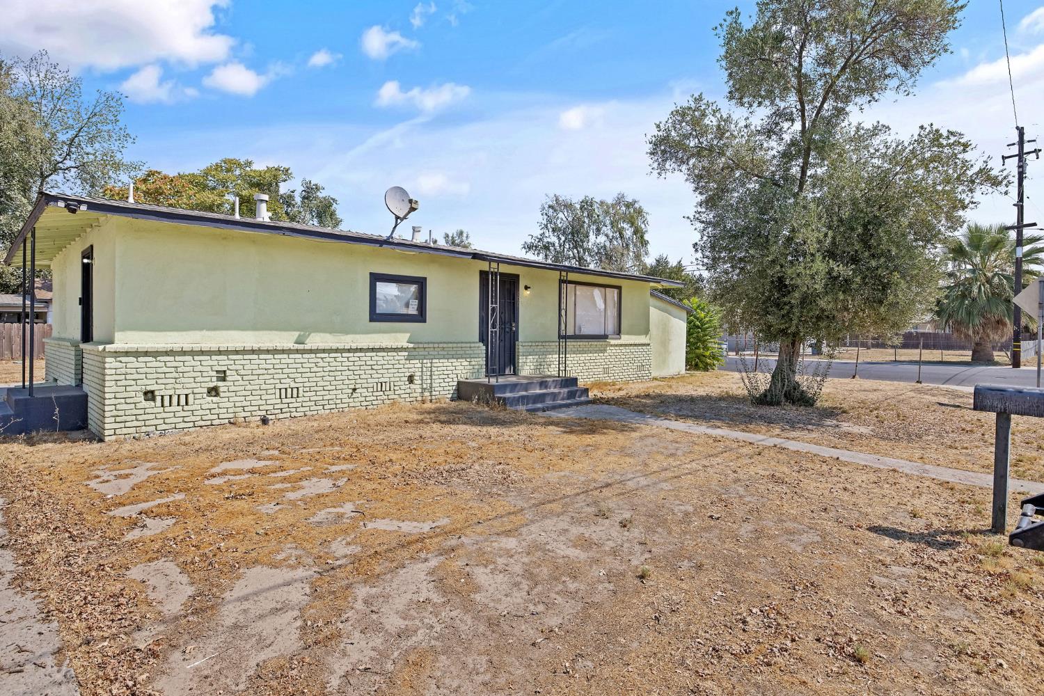 400 Scott Street Hanford, CA 93230 - Photo 3 of 35 a front view of a house with a yard
