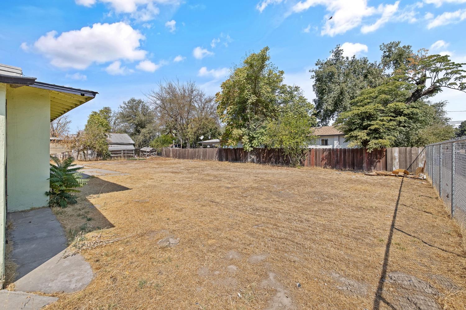 400 Scott Street Hanford, CA 93230 - Photo 33 of 35 a backyard of a house with lots of green space