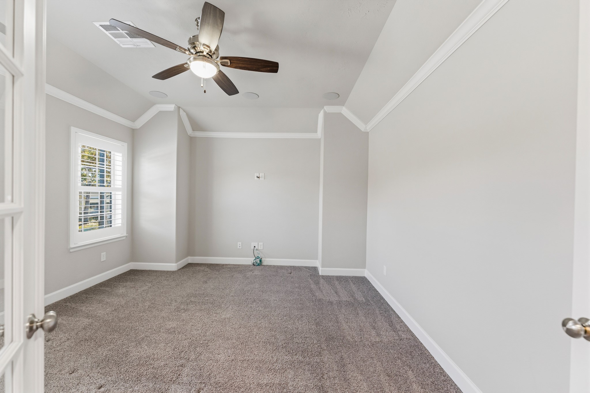 2607 Nicholson Street Houston, TX 77008 - Photo 16 of 29 an empty room with windows and fan
