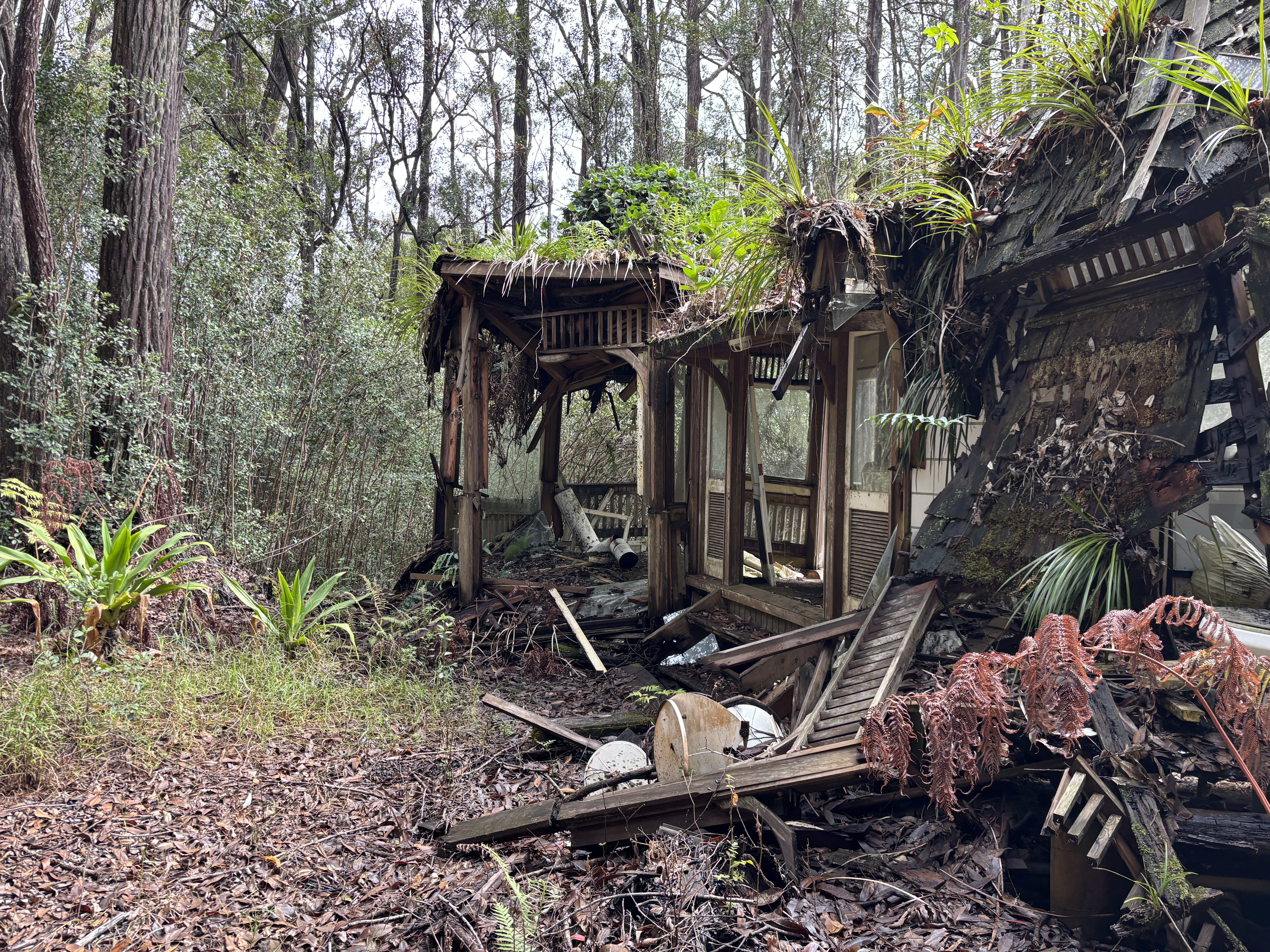 46-3989 Kapuna Road Honokaa, HI 96727 - Photo 11 of 24 a view of a chairs and table in a backyard