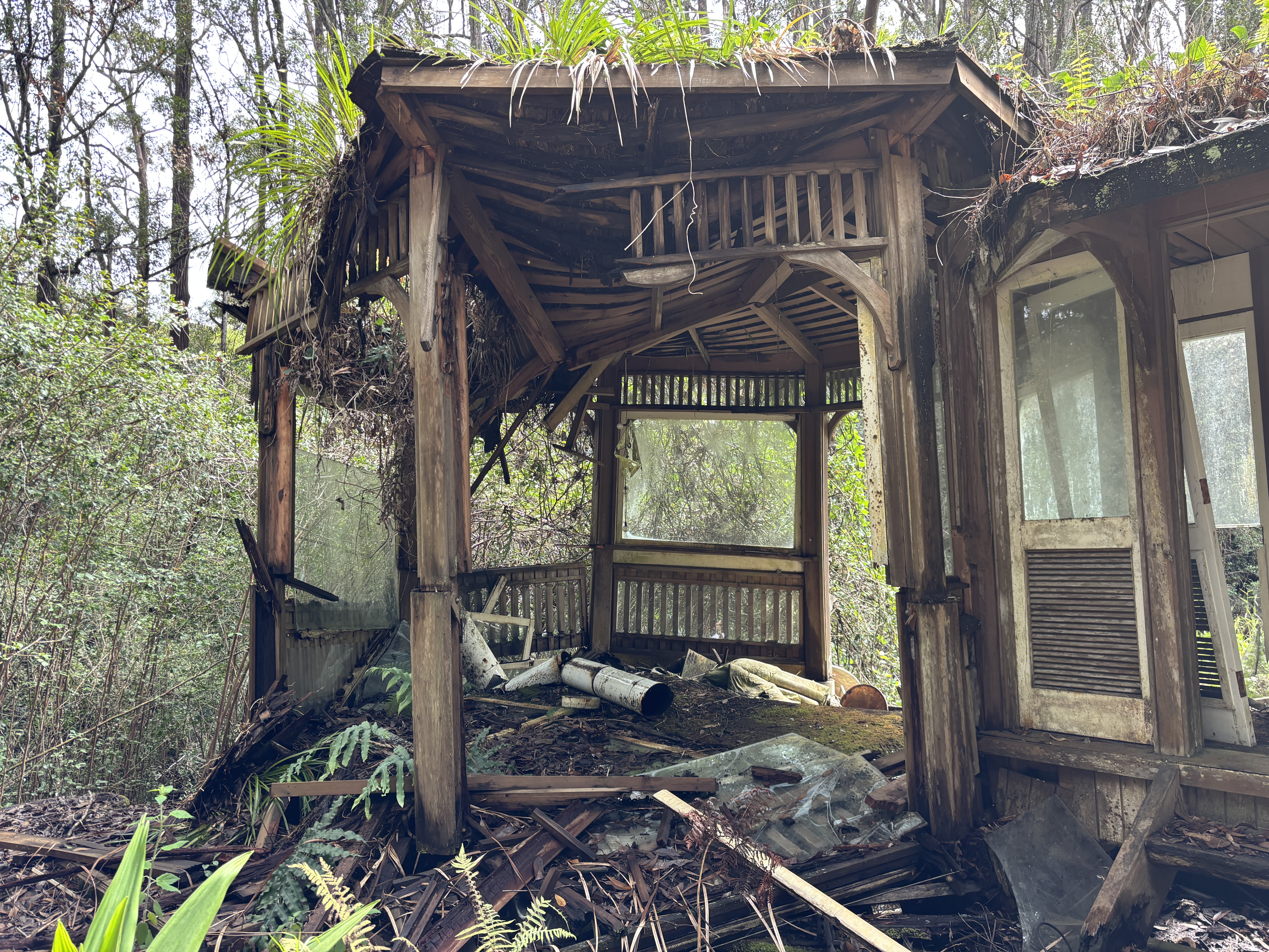 46-3989 Kapuna Road Honokaa, HI 96727 - Photo 12 of 24 a view of a patio with table and chairs and potted plants