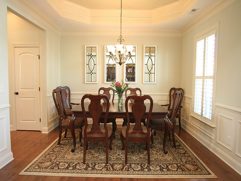 Dining room with tray ceiling