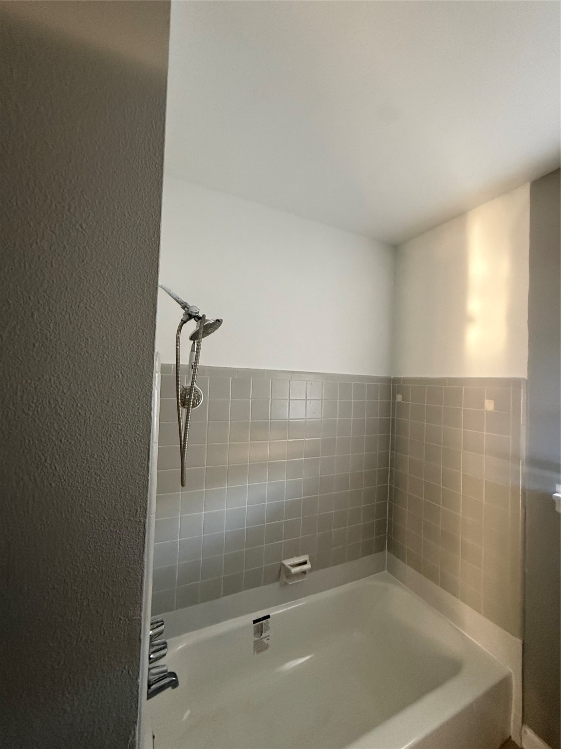 9526 Hammerly Boulevard Houston, TX 77080 - Photo 11 of 16 a bathroom with a bathtub