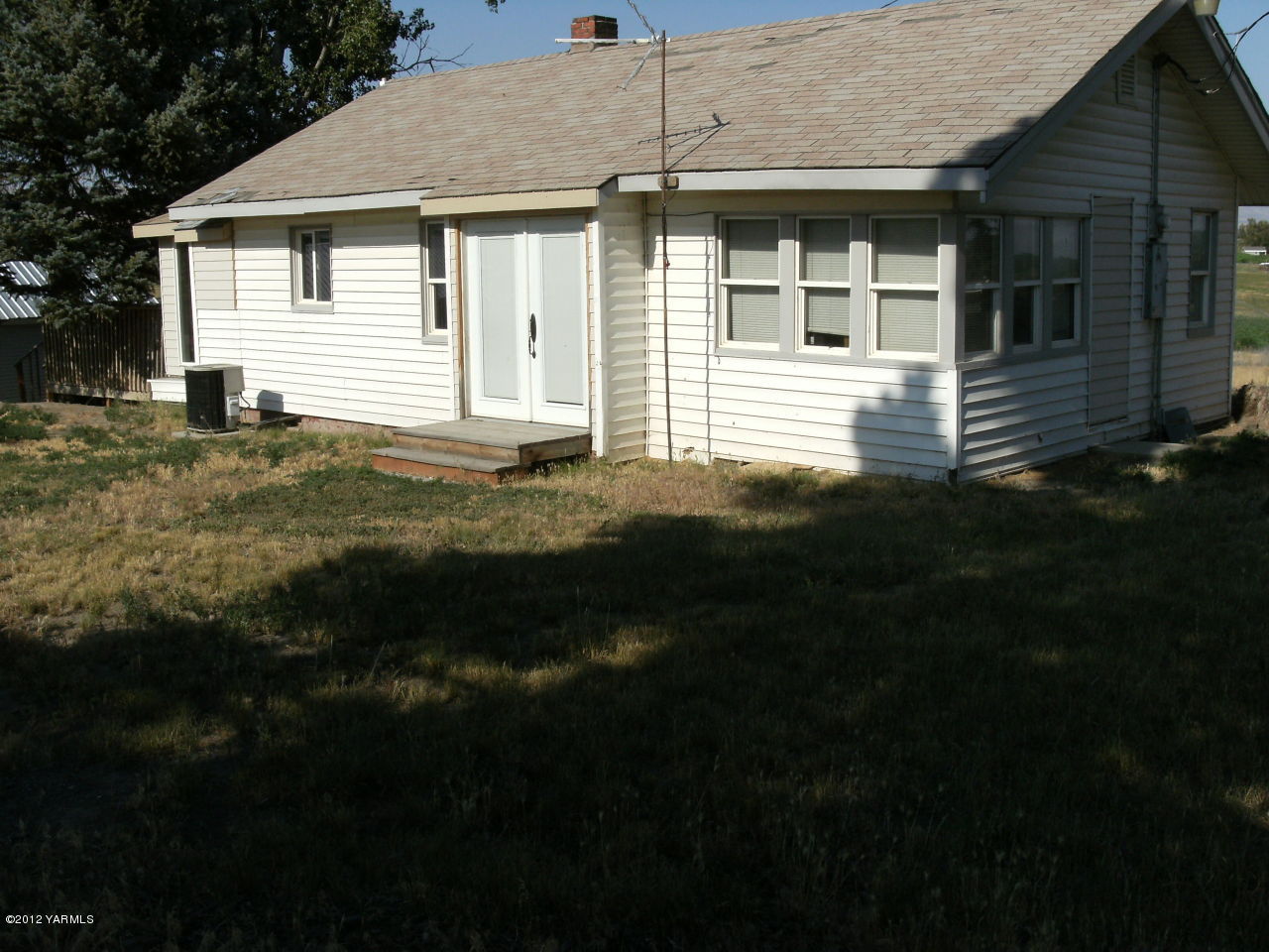 541 Gurley Road Granger, WA 98932 - Photo 1 of 8 a view of front of house with a yard