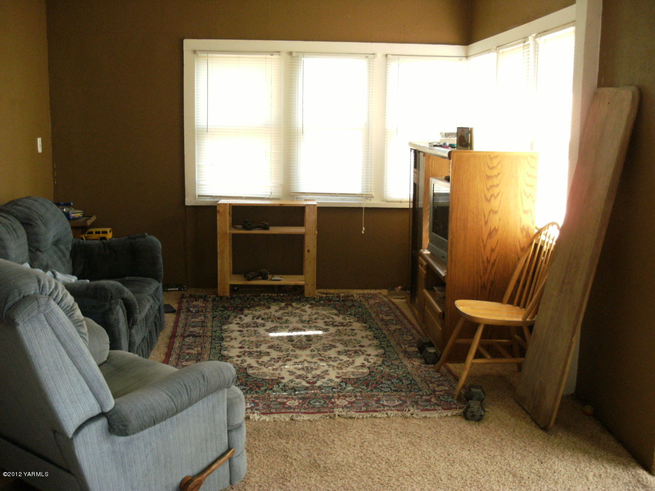 541 Gurley Road Granger, WA 98932 - Photo 4 of 8 a room with furniture and a window