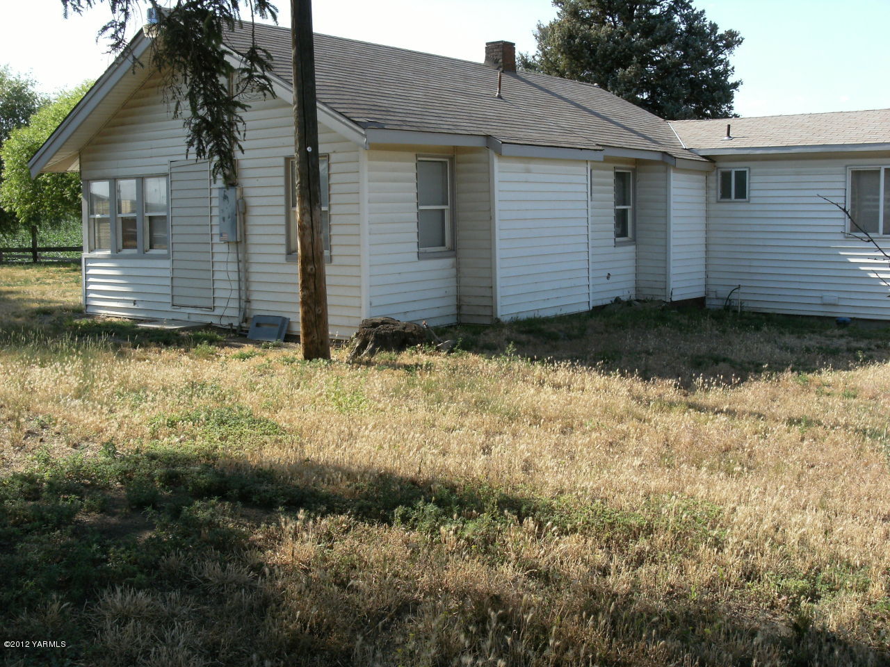 541 Gurley Road Granger, WA 98932 - Photo 8 of 8 a backyard of a house
