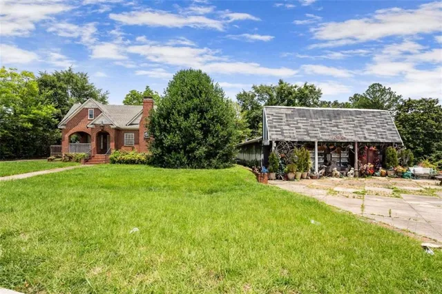 a view of a house with a yard