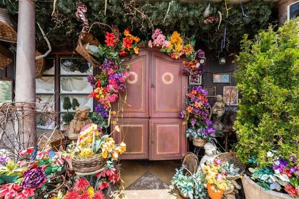 a bunch of flowers are in a garden