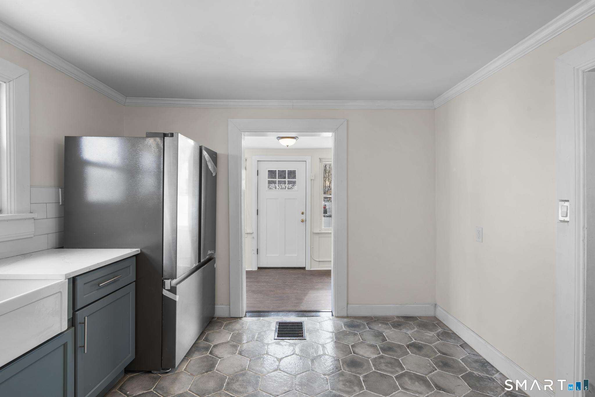 41 Riverview Avenue Groton, CT 06340 - Photo 5 of 31