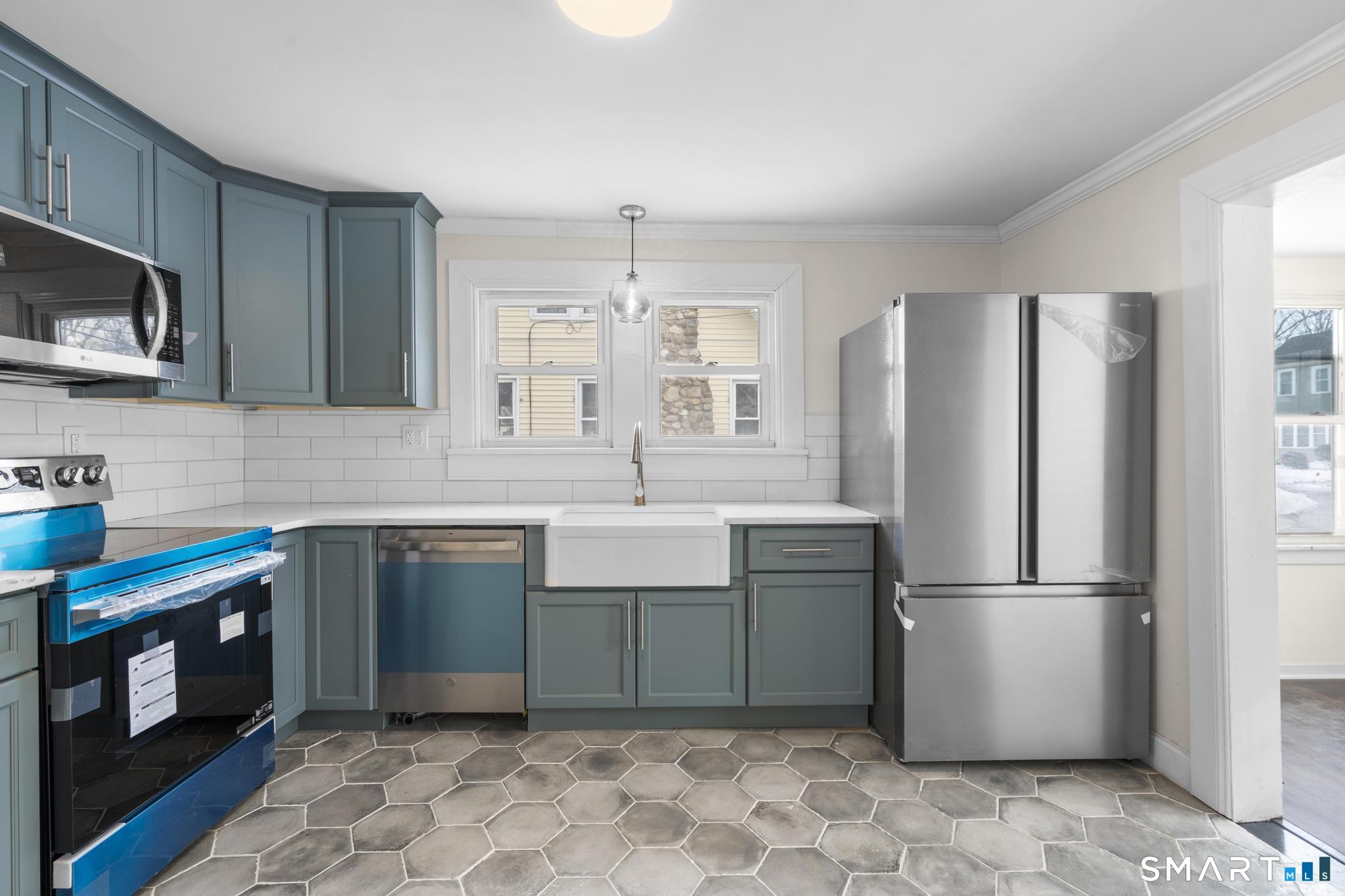 41 Riverview Avenue Groton, CT 06340 - Photo 6 of 31