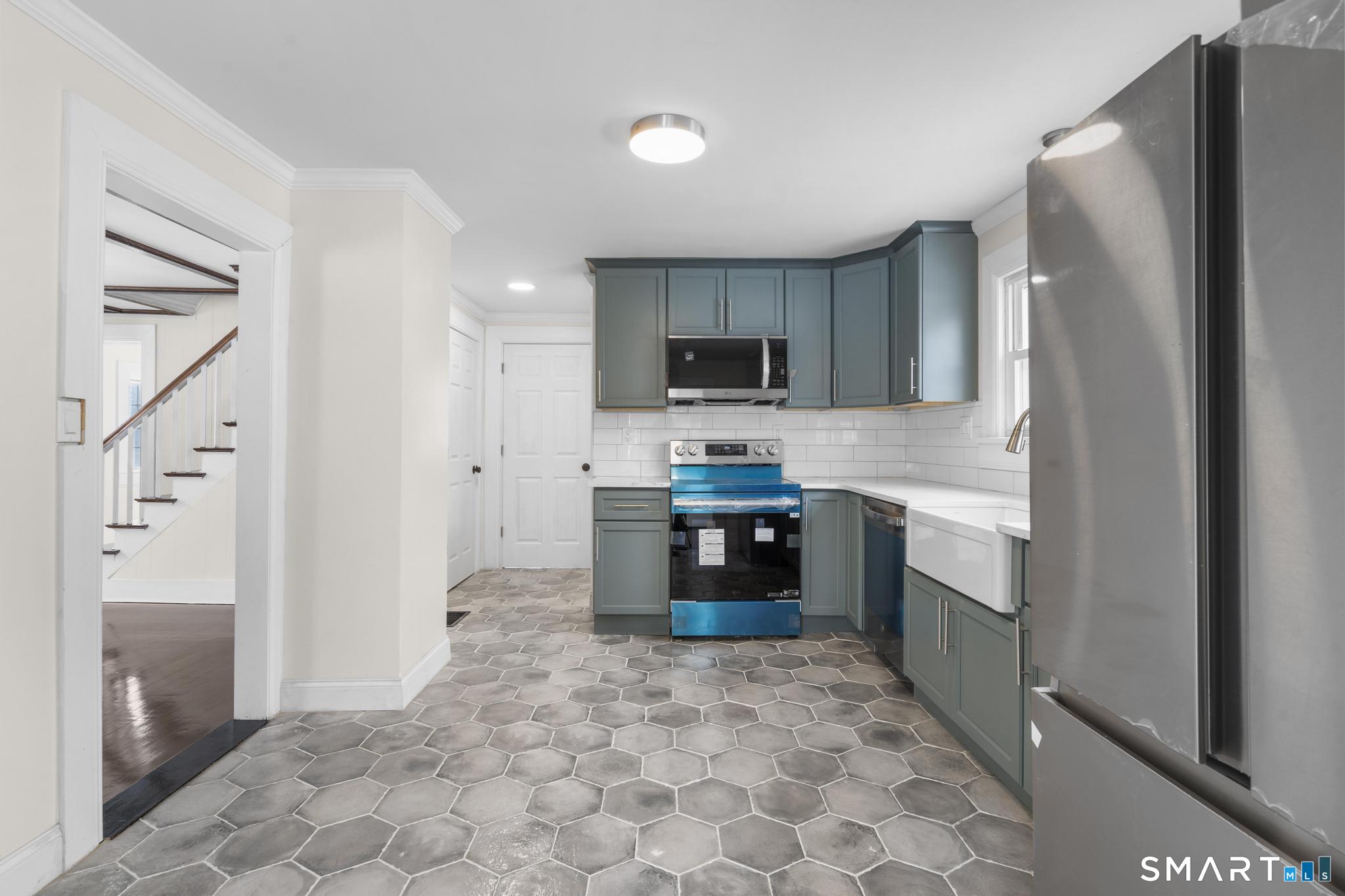 41 Riverview Avenue Groton, CT 06340 - Photo 7 of 31