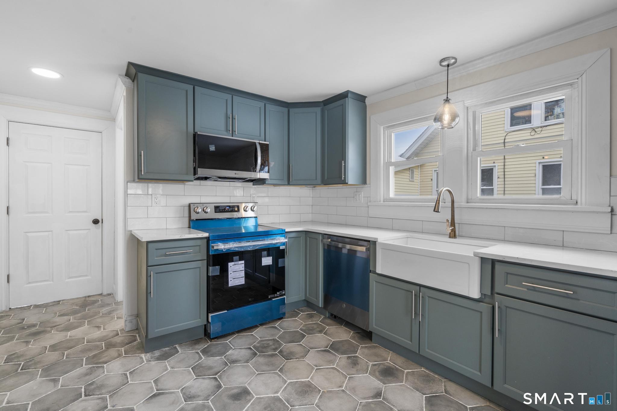 41 Riverview Avenue Groton, CT 06340 - Photo 8 of 31