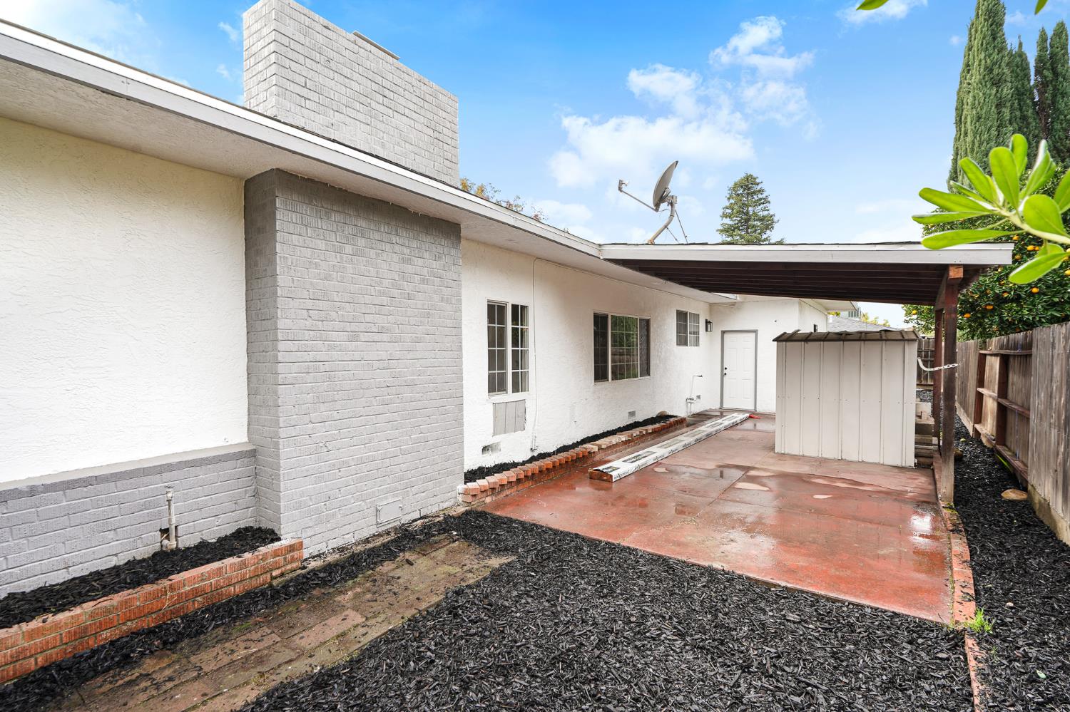 1417 Concord Avenue Modesto, CA 95350 - Photo 35 of 40 a backyard of a house