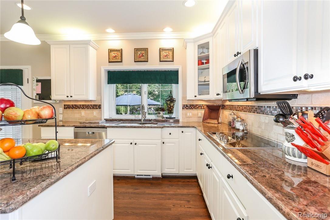 3758 Sleepy Fox Drive Rochester, MI 48309 - Photo 20 of 66 015-photo-kitchen-6255302.jpg