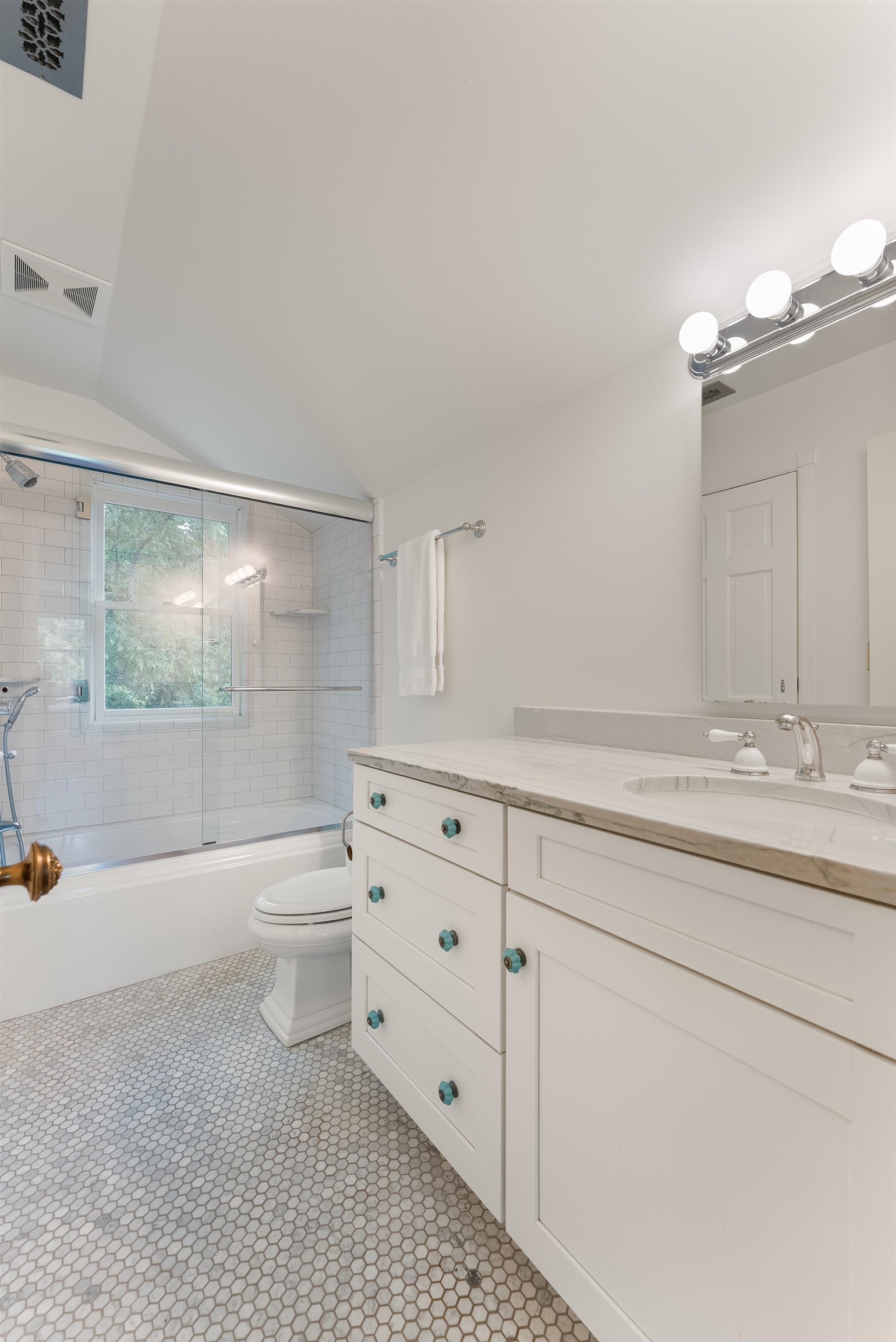 470 Losch Way Somerville, TN 38068 - Photo 16 of 40 a bathroom with a sink a toilet and bathtub