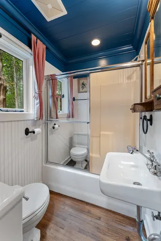 a view of a back yard