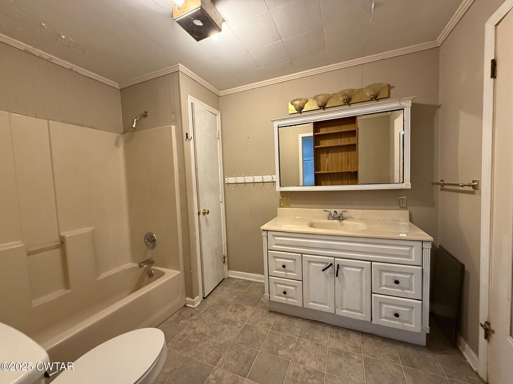 3794 Roellen Newbern Road Newbern, TN 38059 - Photo 10 of 25 a bathroom with a toilet sink and shower