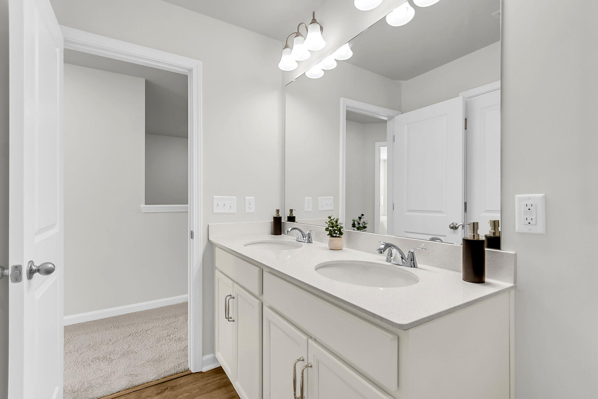 311 Clipper Court Summerville, SC 29486 - Photo 30 of 46 HALL BATHROOM