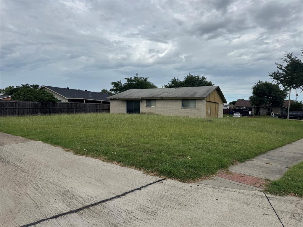 2124 Highbury Road Carrollton, TX 75007 - Photo 2 of 15