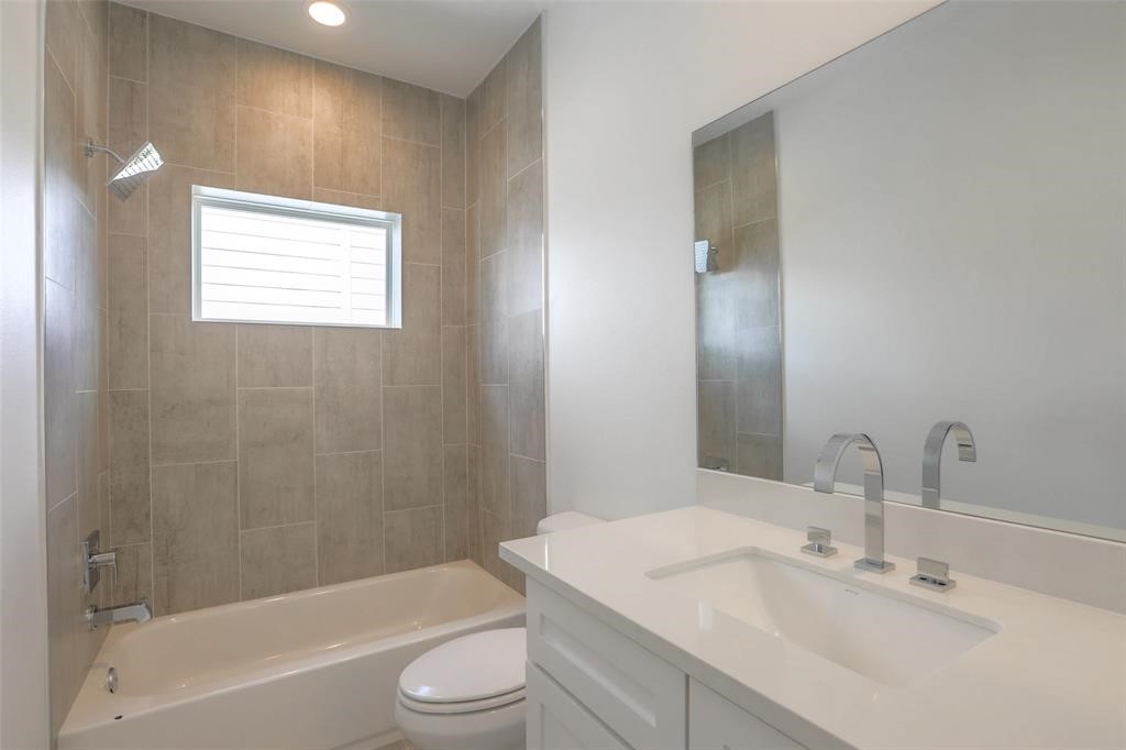 7714 Jacquelyn Oaks Road Houston, TX 77055 - Photo 18 of 19 Secondary Bathroom **Photos are from previous listing**