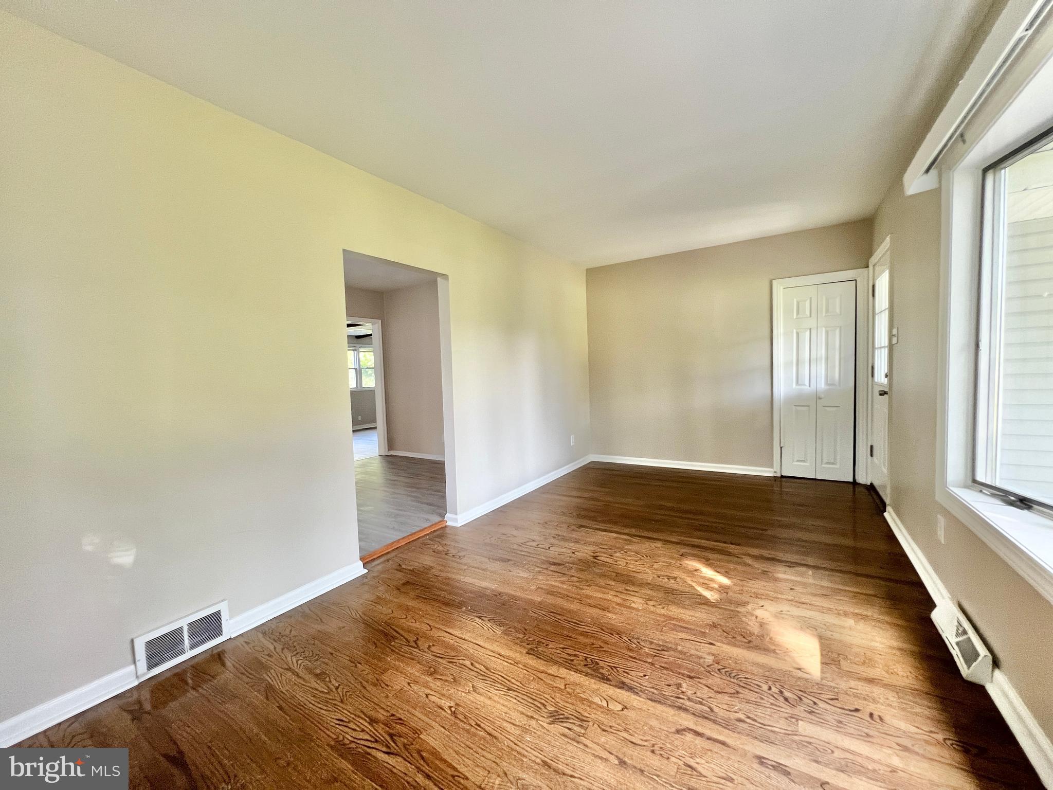 18 Radix Road Williamstown, NJ 08094 - Photo 5 of 27 Living Room