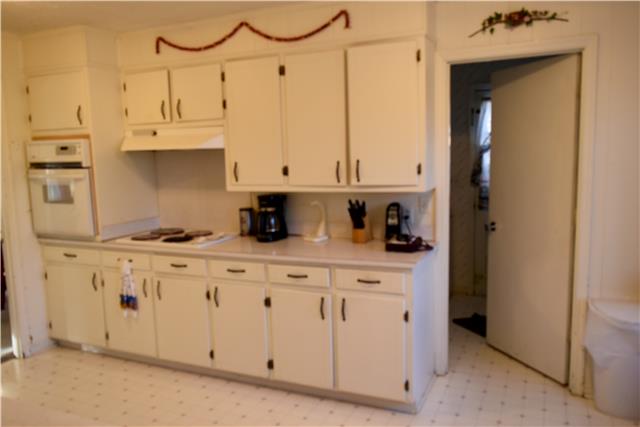 118 Robert Porter Road Dickson, TN 37055 - Photo 6 of 9 Pantry and half bath located off the kitchen.
