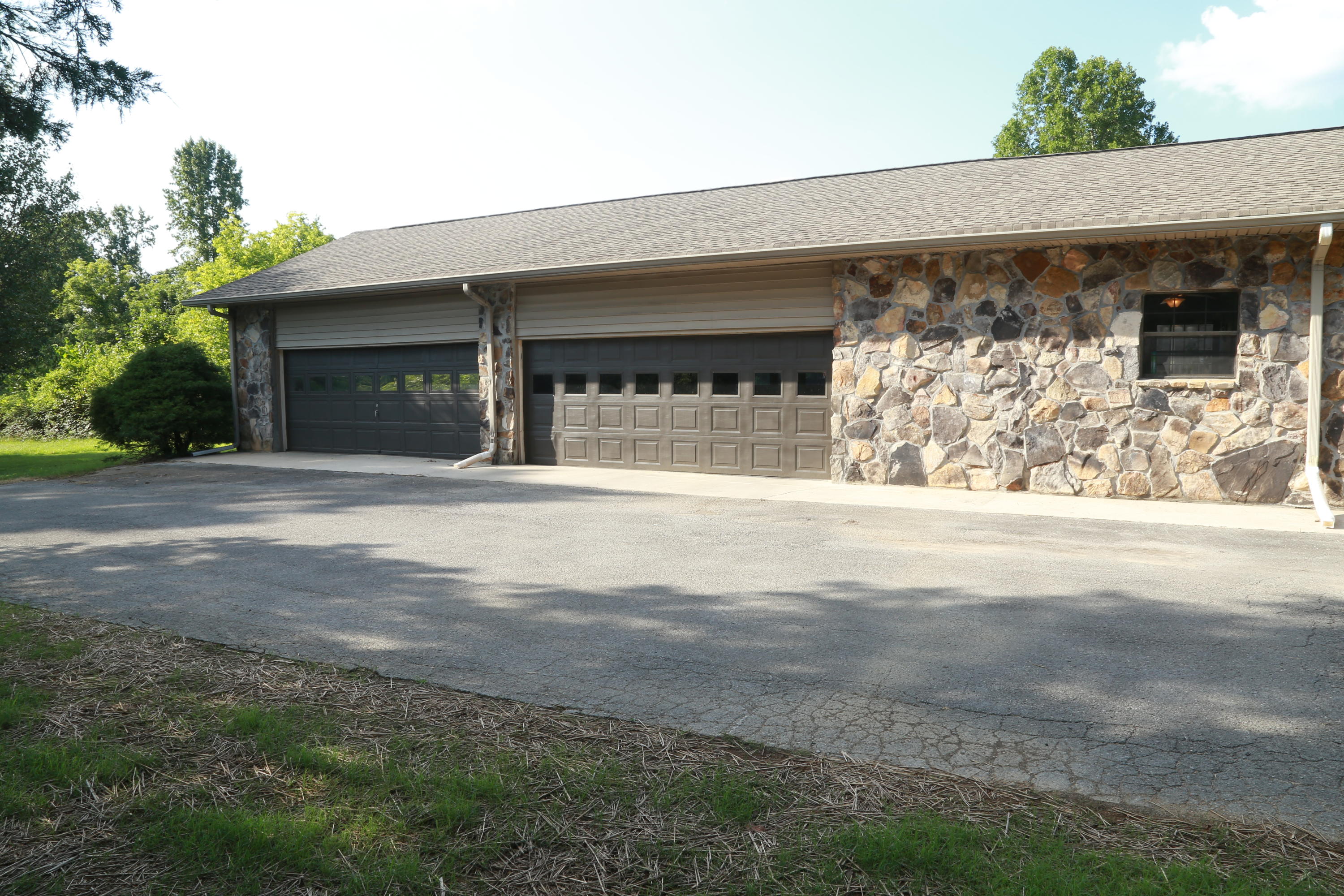 2001 Jenkins Road Chattanooga, TN 37421 - Photo 8 of 28 Garages