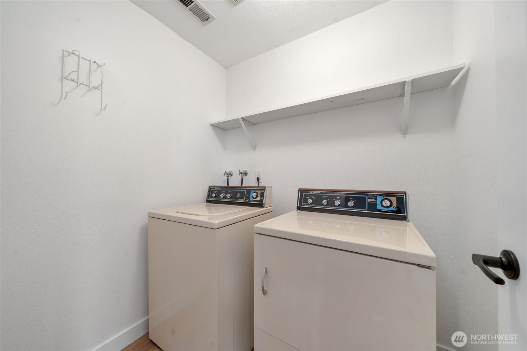 953 Field Avenue Northeast Renton, WA 98059 - Photo 13 of 25