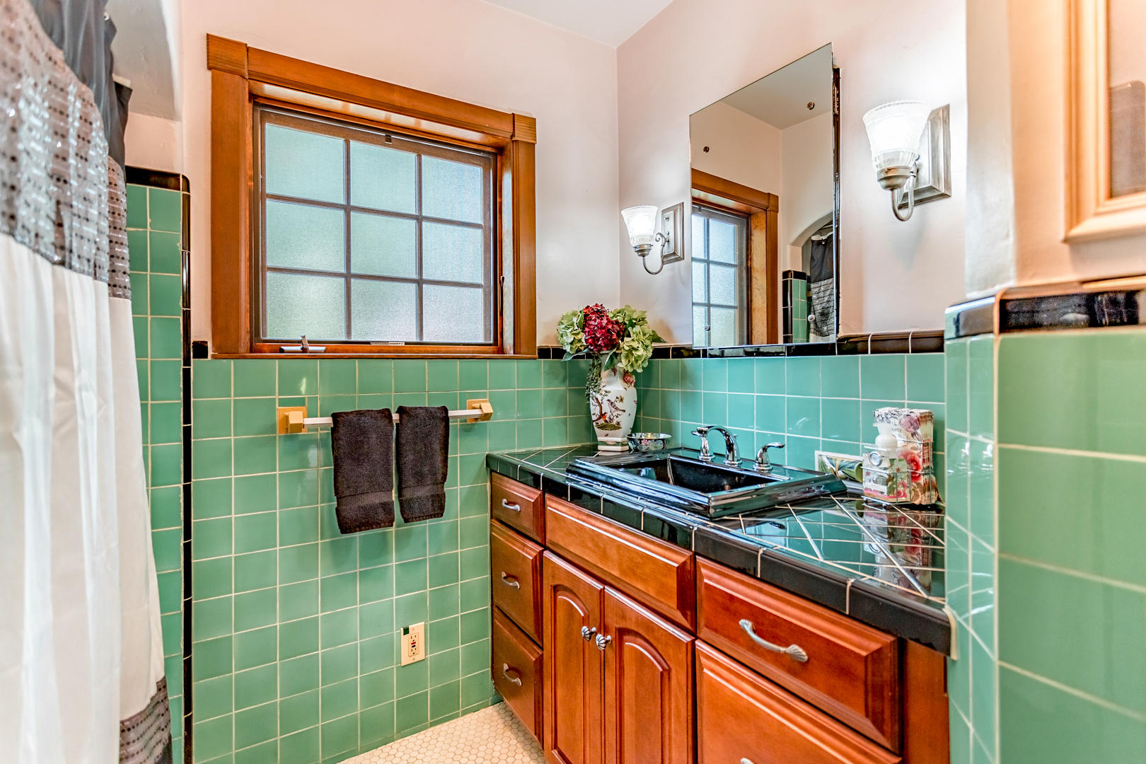 2196 Terrace Street Redding, CA 96001 - Photo 18 of 42 34 master bath