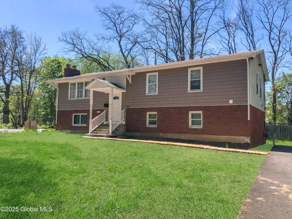 $2,600 | 2441 Avenue A, Schenectady, NY 12308