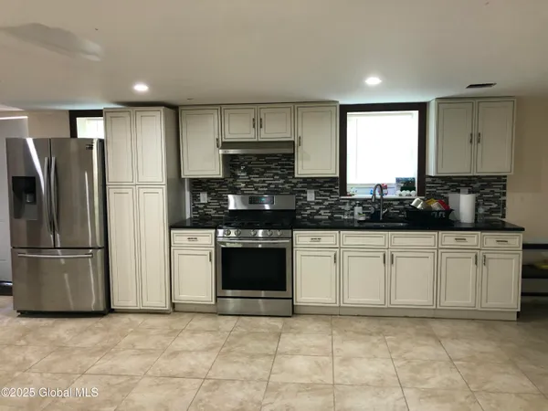 $2,600 | 2441 Avenue A, Schenectady, NY 12308