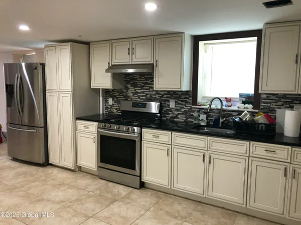 $2,600 | 2441 Avenue A, Schenectady, NY 12308