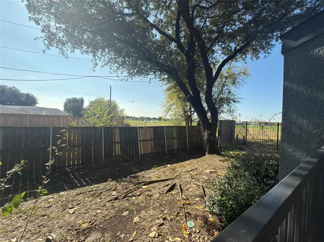 a view of a backyard