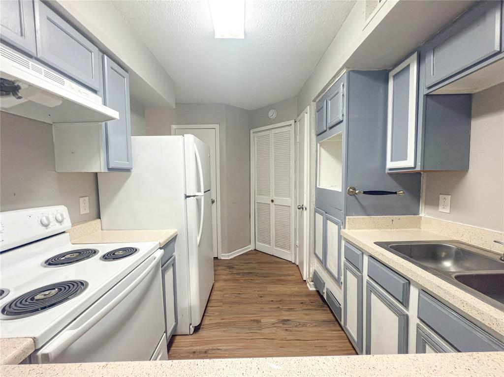 9696 Walnut Street, Unit 2108 Dallas, TX 75243 - Photo 7 of 21 a kitchen that has a sink and a stove
