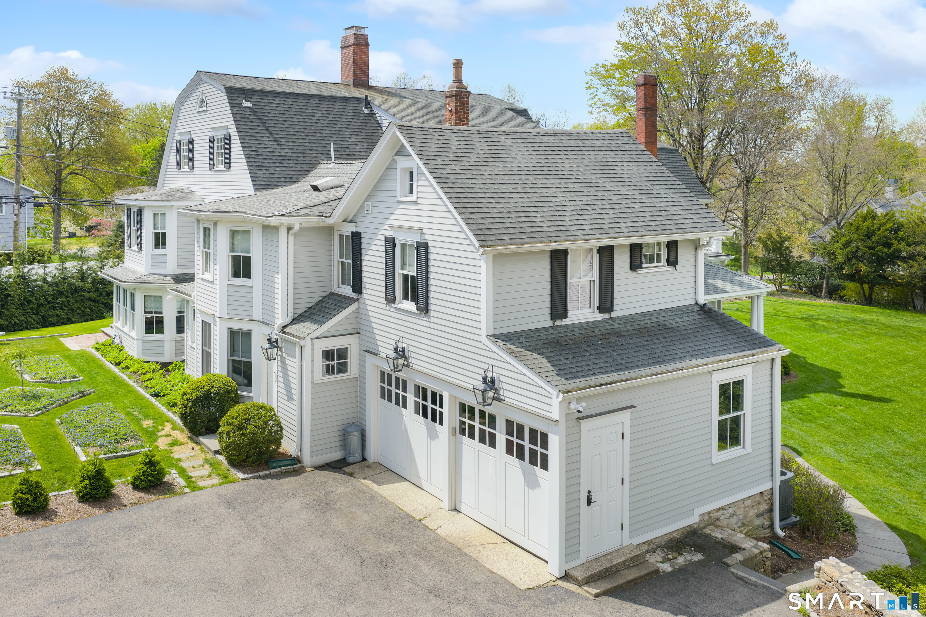 5 Middlesex Road Darien, CT 06820 - Photo 3 of 38 Back driveway with 2 car garage.