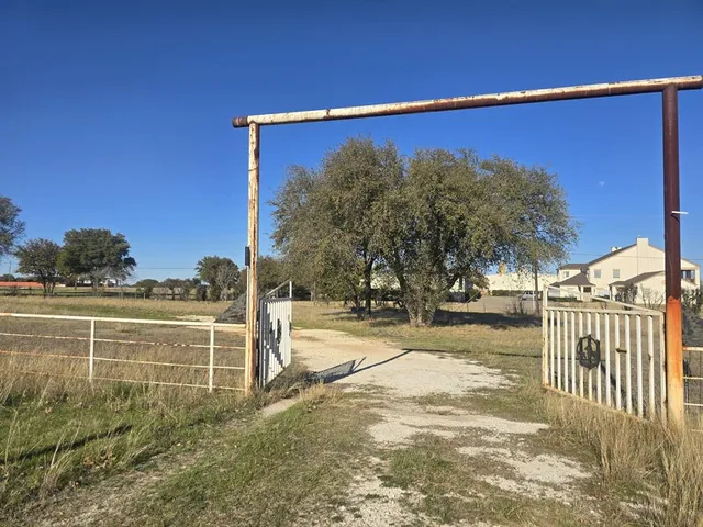 $888,000 | 277 Deer Shadow Circle, Whitney, TX 76692