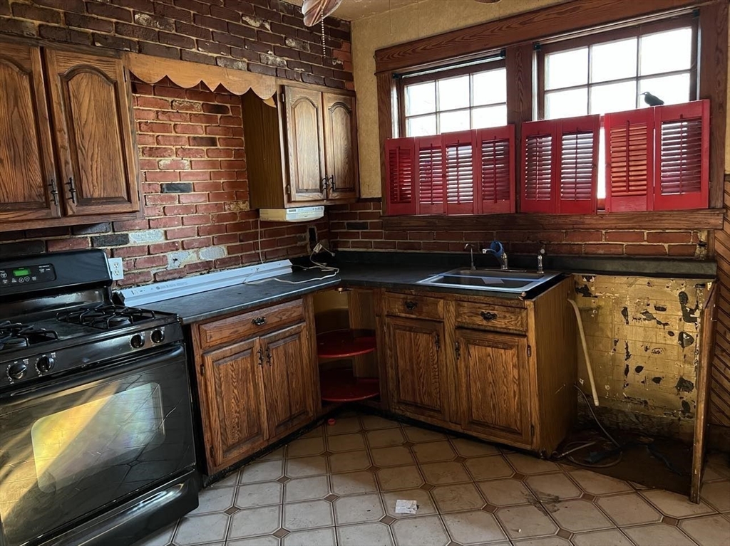 1276 Page Boulevard Springfield, MA 01104 - Photo 2 of 12 Gallery Image 2