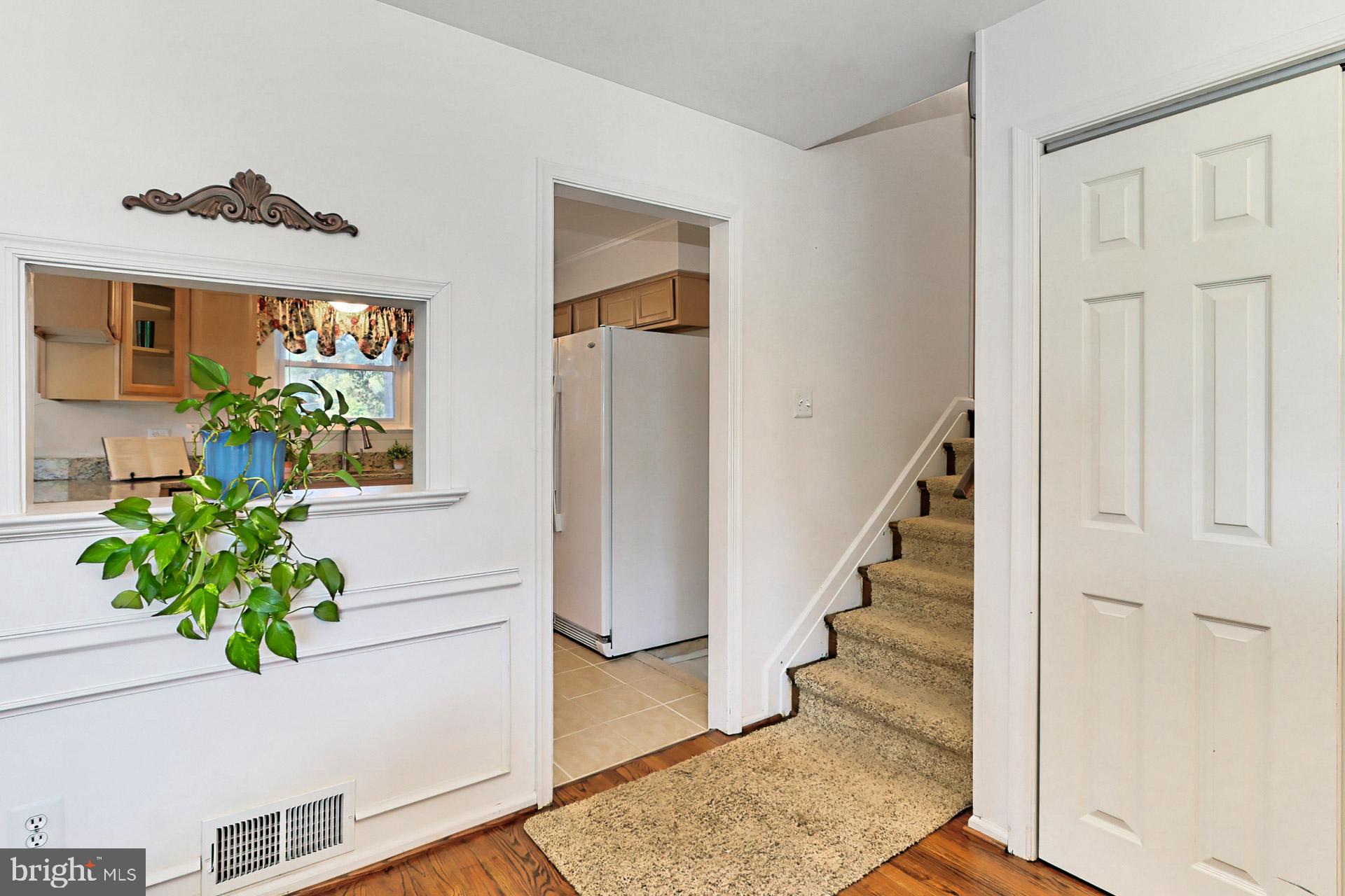 8139 Drayton Lane Springfield, VA 22151 - Photo 18 of 44 Living Room with Coat Closet & Access to UL