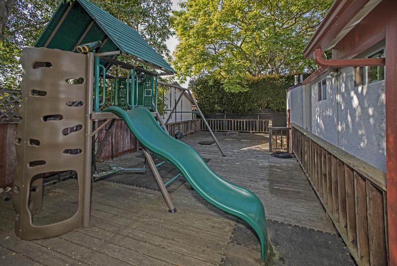 147 Oliver Road Santa Barbara, CA 93109 - Photo 18 of 21 18RearDeck (800x536)
