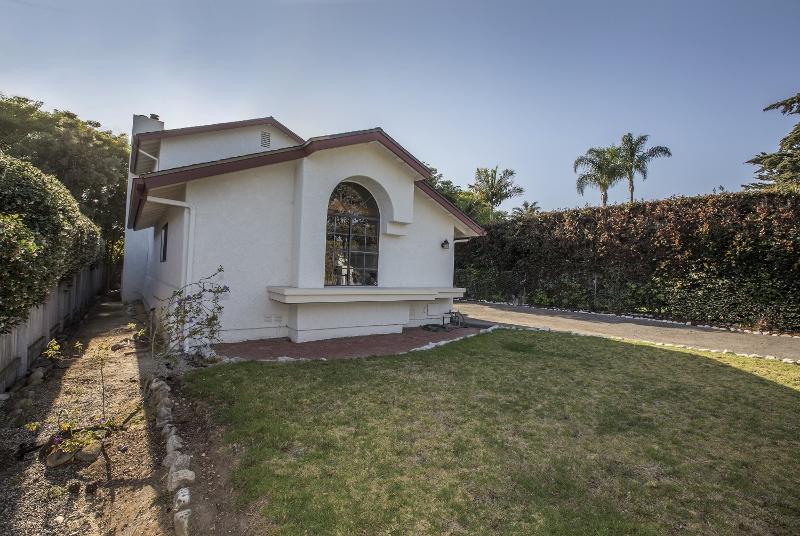 147 Oliver Road Santa Barbara, CA 93109 - Photo 19 of 21 19FrontLawn (800x536)