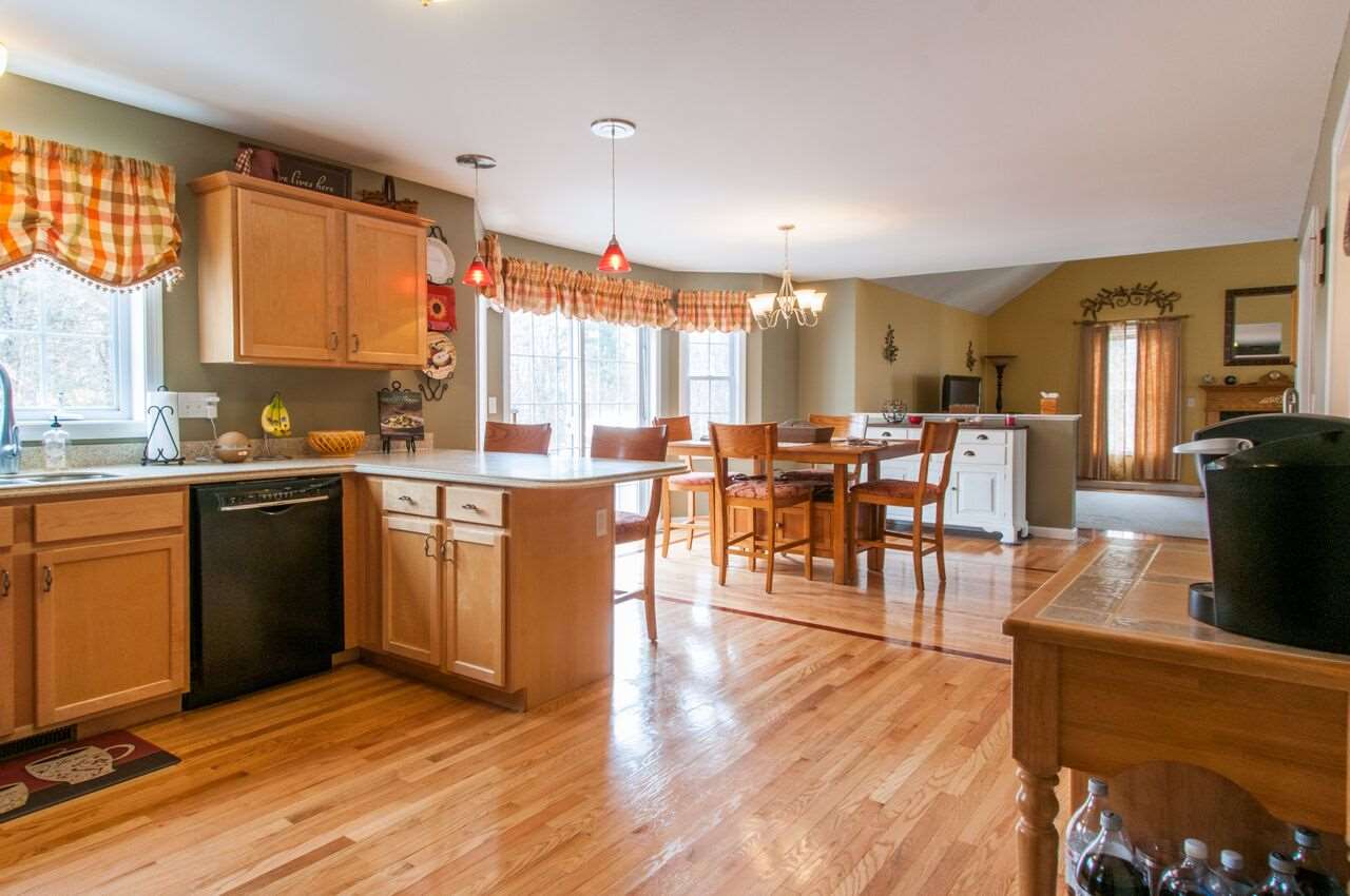 686 Bryant Road Manchester, NH 03109 - Photo 4 of 37