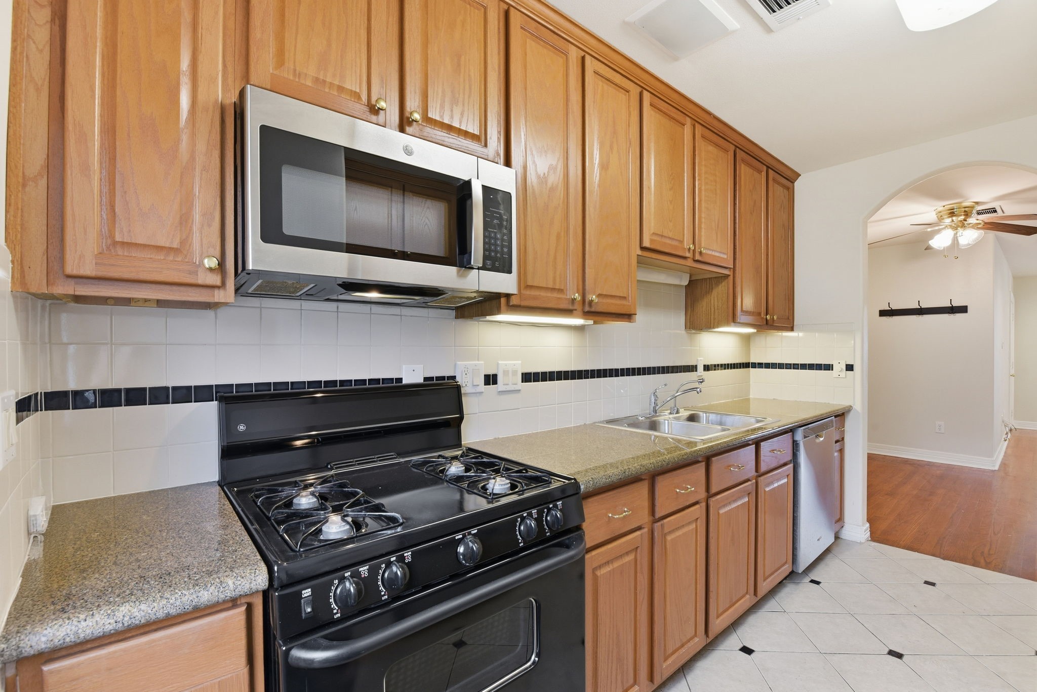 2513 Shakespeare Street, Unit 3 Houston, TX 77030 - Photo 10 of 29 View of the kitchen