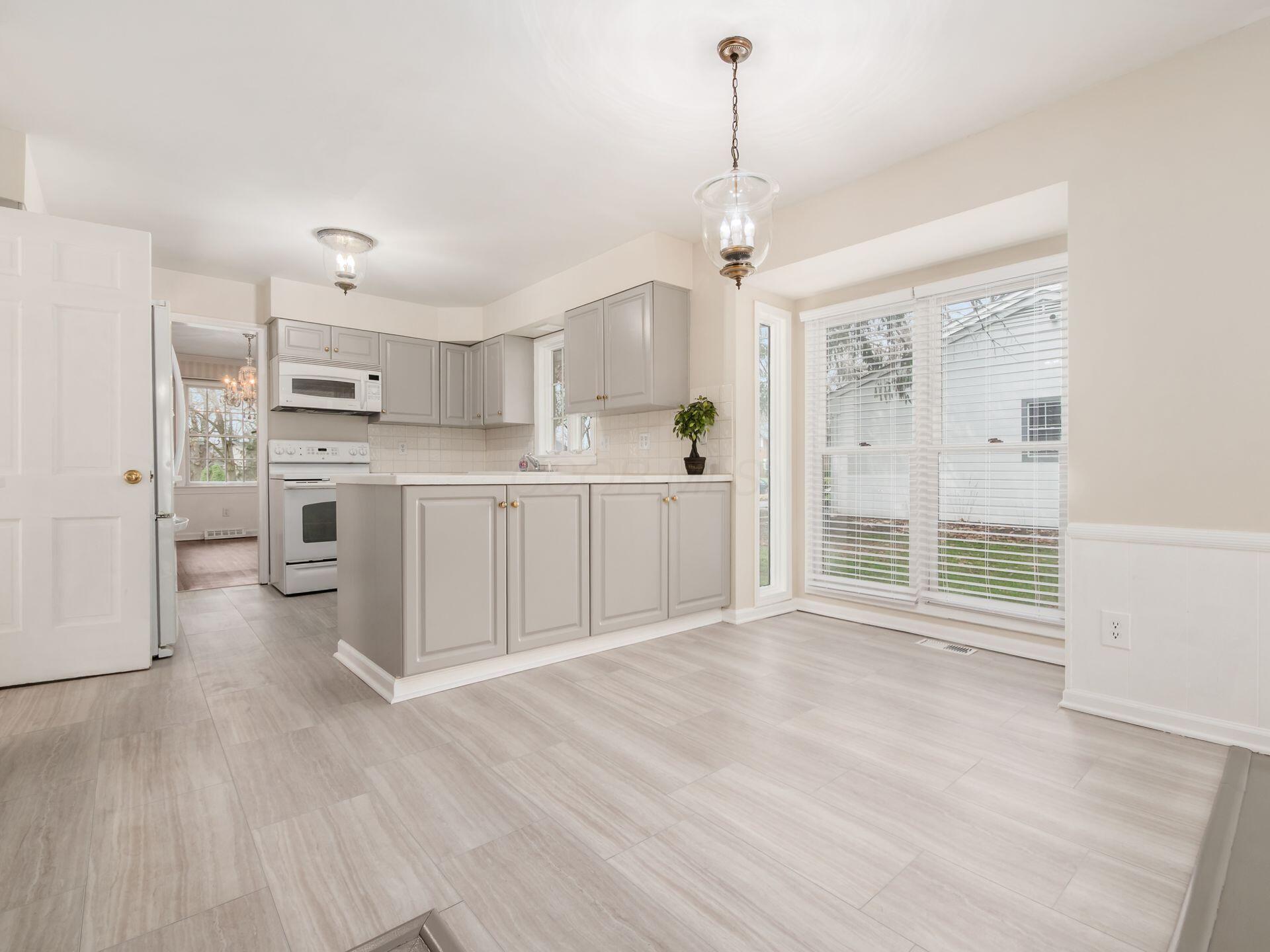 880 Lynbrook Road Columbus, OH 43235 - Photo 23 of 59 Huge eating area with tall windows!