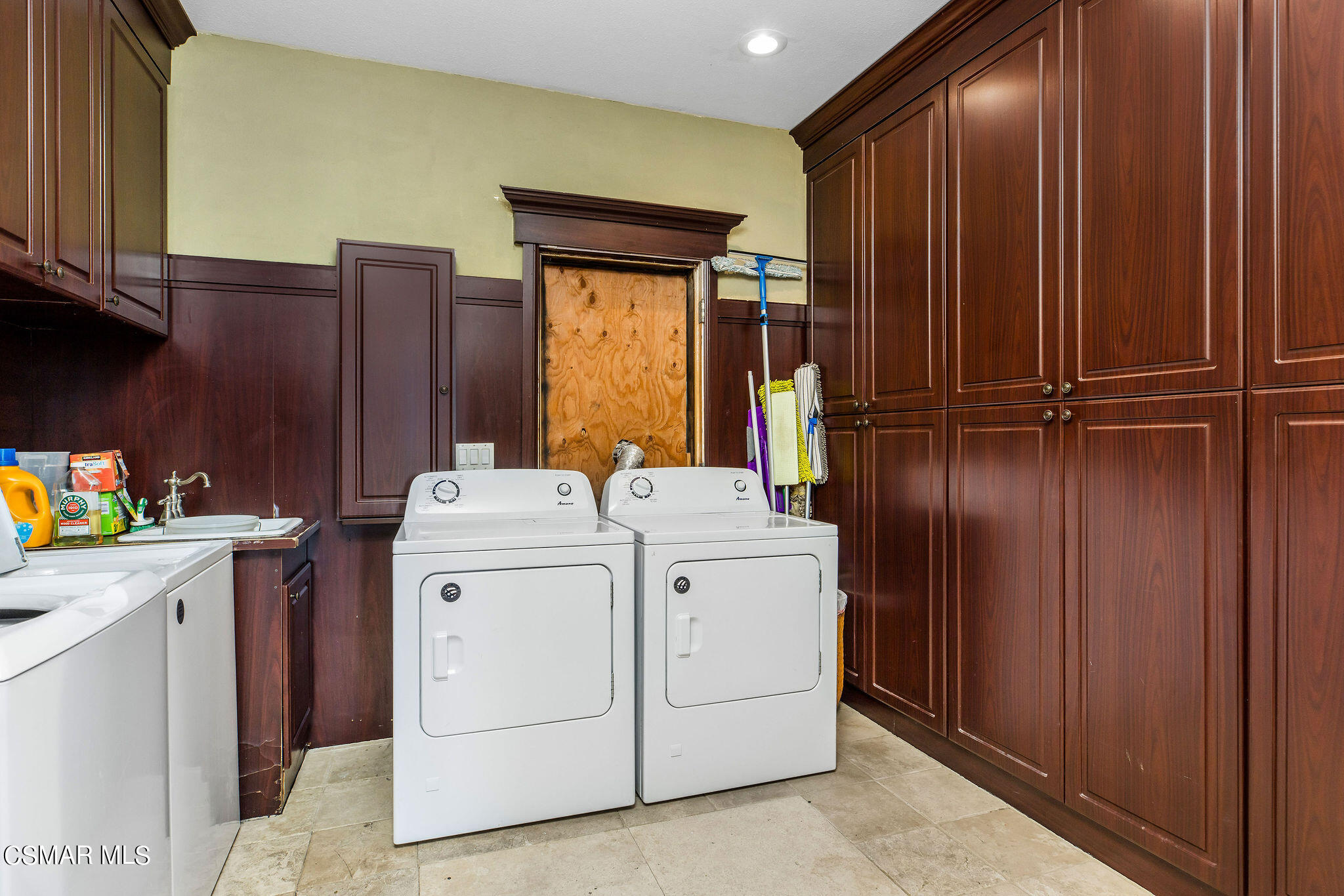 15660 LaPeyre Road Moorpark, CA 93021 - Photo 14 of 84 a utility room with dryer and washer