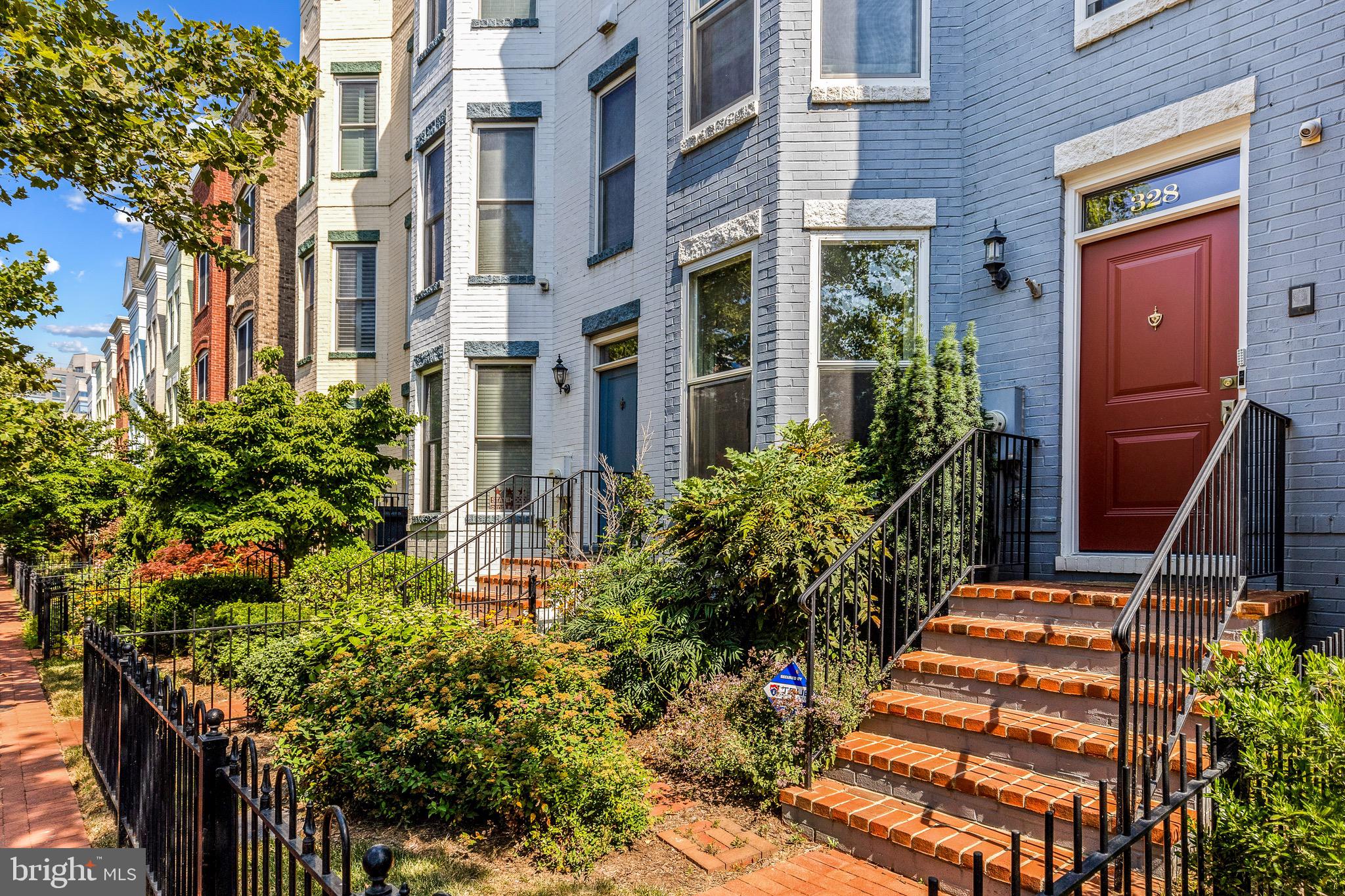 328 I Street Southeast Washington, DC 20003 - Photo 2 of 37 Front Yard