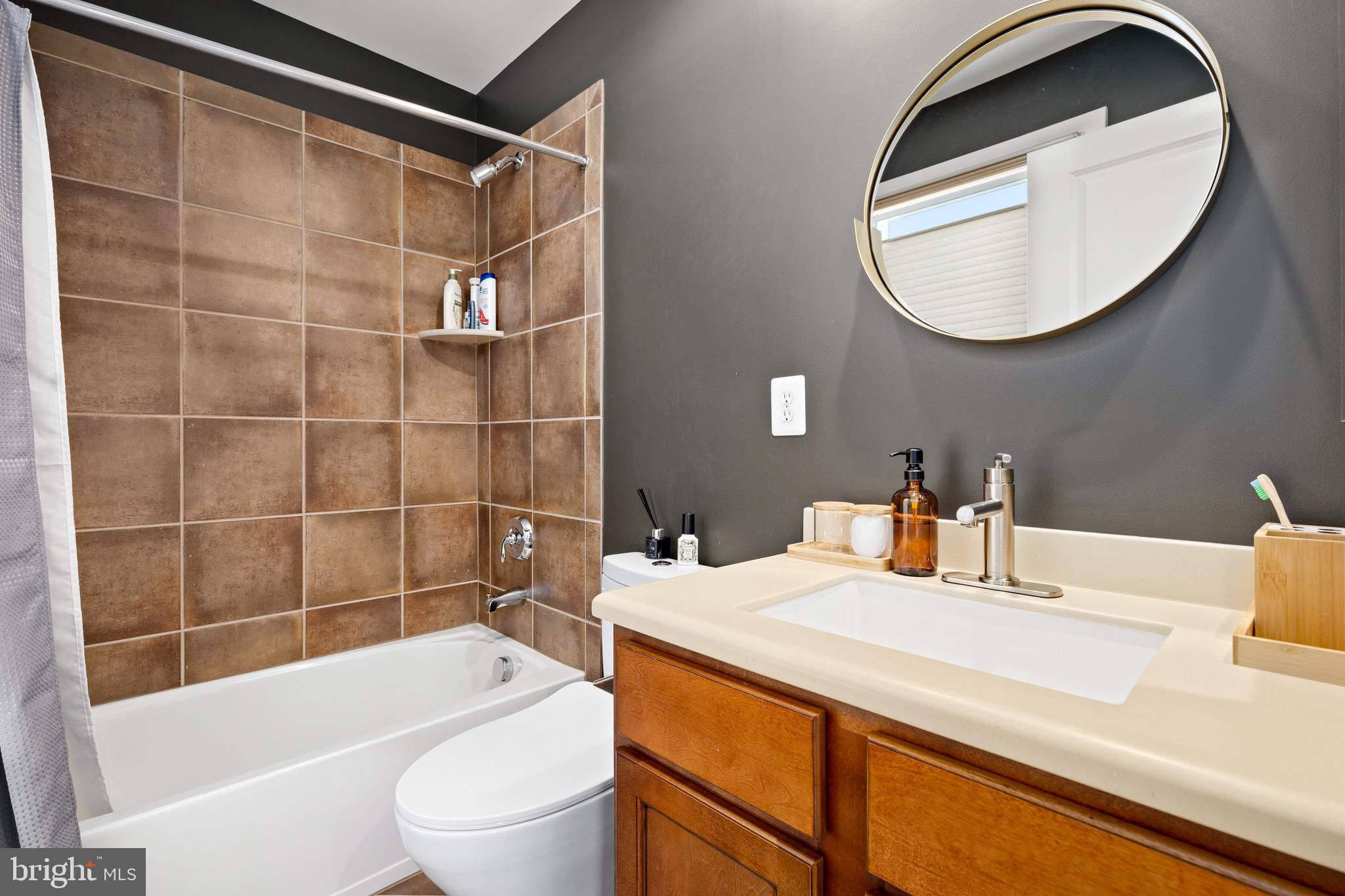 328 I Street Southeast Washington, DC 20003 - Photo 31 of 37 Fourth Floor Full Bath